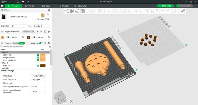 Puede incluir: Una pantalla de ordenador muestra una interfaz de software de modelado 3D. La pantalla muestra varios objetos impresos en 3D de color naranja, incluyendo un objeto redondo con agujeros, dos asas y una pieza cil&iacute;ndrica larga. Tambi&eacute;n son visibles esferas marrones adicionales.