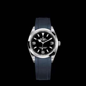 K&ouml;nnte beinhalten: Eine Luxus-Armbanduhr mit schwarzem Zifferblatt, silberfarbenem Geh&auml;use und dunkelblauem Kautschukarmband. Das Zifferblatt hat wei&szlig;e Stundenmarkierungen und Zeiger, mit Markennamen und Modelldetails. Die Uhr ist vor schwarzem Hintergrund.