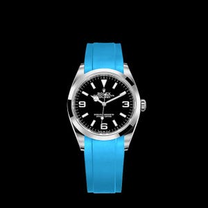 K&ouml;nnte beinhalten: Eine Edelstahl-Armbanduhr mit schwarzem Zifferblatt und hellblauem Silikonarmband. Das Zifferblatt zeigt das Rolex-Logo und die Zahlen 3, 6 und 9. Die Uhr ist vor schwarzem Hintergrund.