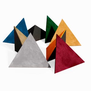Puede incluir: Una colección de objetos decorativos triangulares de colores. Los triángulos son de varios colores, incluyendo azul, gris, negro, verde, beige, naranja y burdeos. Los objetos están dispuestos sobre un fondo blanco.
