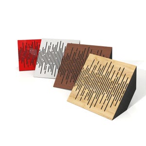 Puede incluir: Cuatro paneles acústicos angulados en rojo, blanco, marrón y madera clara. Cada panel presenta un diseño de onda de sonido cortado en la superficie. Tienen un respaldo de espuma negra, diseñado para la absorción del sonido.