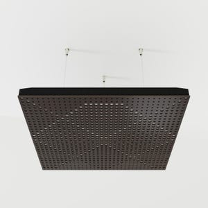 Könnte beinhalten: Ein quadratisches, dunkelbraunes Akustikpaneel mit perforiertem Design, das an dünnen Drähten von der Decke abgehängt ist. Das Paneel hat eine dunkle, strukturierte obere Schicht und ist für die Schallabsorption konzipiert. Die Löcher sind in einem Muster angeordnet.