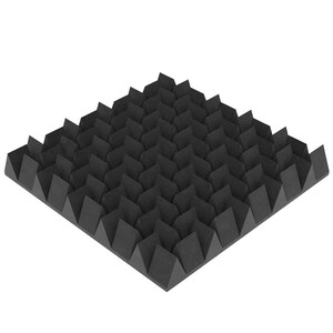 Puede incluir: Un panel de espuma acústica negro cuadrado con un patrón piramidal repetitivo. El panel insonorizante está diseñado para absorber el sonido y reducir los ecos en una habitación. La espuma es de color carbón oscuro y tiene una superficie texturizada.