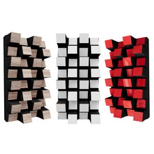 Op de afbeelding: Drie geluiddempende panelen met een geometrisch ontwerp. Eén paneel heeft afwisselend blokken met houtnerf en zwart. Het tweede paneel heeft witte blokken en het derde rode blokken, allemaal op een zwarte achtergrond.