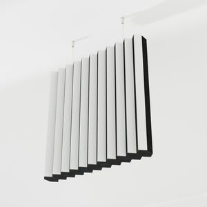 Può includere: Pannello acustico sospeso al soffitto. Il pannello presenta una serie di doghe bianche verticali con bordi neri. Le doghe sono uniformemente distanziate e creano un design lineare. Il pannello è progettato per assorbire il suono.