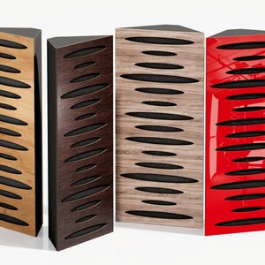 Puede incluir: Cuatro altavoces modernos con un diseño único. Tienen forma triangular con la parte superior negra y un panel frontal con cortes ovales horizontales. Los colores son madera clara, marrón oscuro, veta de madera y rojo brillante.