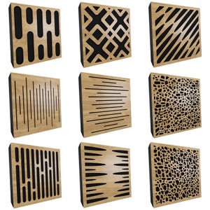 Puede incluir: Nueve paneles acústicos de madera con varios cortes geométricos. Los paneles presentan marcos de madera marrón claro con respaldo negro, mostrando diseños como líneas verticales, rayas diagonales y formas abstractas. Estos paneles están diseñados para la absorción del sonido y la decoración.