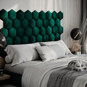 Puede incluir: Un dormitorio moderno con una cama con un cabecero verde oscuro con dise&ntilde;o hexagonal. La cama est&aacute; hecha con ropa de cama blanca y una manta gris. Un gato est&aacute; durmiendo en la cama. Tambi&eacute;n se ve iluminaci&oacute;n decorativa y cortinas.