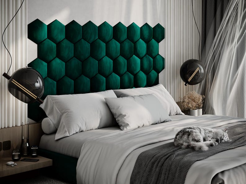 Puede incluir: Un dormitorio moderno con una cama con un cabecero verde oscuro con dise&ntilde;o hexagonal. La cama est&aacute; hecha con ropa de cama blanca y una manta gris. Un gato est&aacute; durmiendo en la cama. Tambi&eacute;n se ve iluminaci&oacute;n decorativa y cortinas.