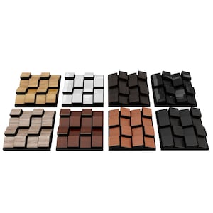 Puede incluir: Ocho paneles decorativos cuadrados de madera en varios colores y vetas. Los paneles están dispuestos en una cuadrícula, cada uno con un diseño geométrico escalonado. Los colores incluyen tonos de madera claros y oscuros, blanco y negro.