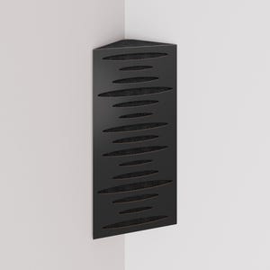 Puede incluir: Panel acústico de esquina triangular negro con una serie de cortes horizontales de forma ovalada. Los cortes revelan un interior oscuro y texturizado. El panel está montado en la esquina de una habitación blanca, para amortiguar el sonido.