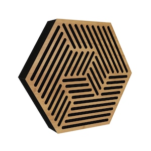 Op de afbeelding: Een zeshoekig akoestisch paneel met een lichte houtnerf afwerking en een zwarte rand. Het paneel heeft een geometrisch ontwerp van schuine en horizontale sleuven, waardoor een visueel aantrekkelijke textuur ontstaat. Geluiddempend paneel.
