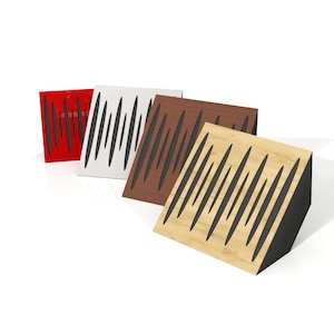 Puede incluir: Cuatro paneles acústicos en rojo, blanco, marrón oscuro y veta de madera clara. Cada panel tiene un diseño negro en ángulo cortado en la superficie. Los paneles están en ángulo y tienen un respaldo de espuma negra, diseñado para la absorción del sonido.
