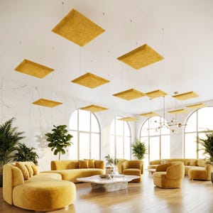Może przedstawiać: Nowoczesny salon z meblami w kolorze musztardowym i wiszącymi kwadratowymi panelami akustycznymi. Pokój wyposażony jest w dużą sofę, fotele i stolik kawowy. Duże okna i rośliny doniczkowe dodają jasnej, przestronnej atmosfery. Panele sufitowe zawieszone są na cienkich drutach.