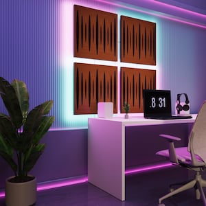 Könnte beinhalten: Vier braune Holz-Schallschutzplatten mit vertikalen schwarzen Linien sind an einer Wand mit Neonlicht angebracht. Ein weißer Schreibtisch beherbergt einen Laptop mit der Anzeige 8:31, Kopfhörer und eine kleine Pflanze.