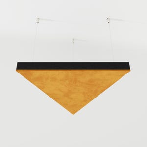 Könnte beinhalten: Eine moderne, geometrische Pendelleuchte. Die Leuchte hat eine dreieckige Form mit einer strukturierten, goldgelben Oberfläche und einer schwarzen Oberseite. Sie hängt an dünnen weißen Schnüren von der Decke und erzeugt eine minimalistische Ästhetik.