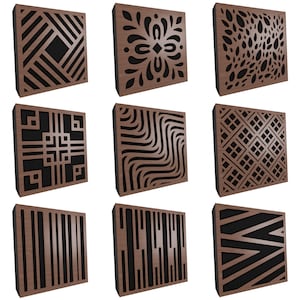 Puede incluir: Nueve paneles acústicos cuadrados de madera con diversos diseños geométricos y orgánicos. Los paneles presentan un acabado de madera marrón oscuro con respaldo negro, creando contraste. Los diseños incluyen patrones lineales, florales y abstractos.