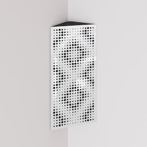Può includere: Pannello murale moderno e geometrico, triangolare in alto e rettangolare. È bianco con un motivo di punti neri di varie dimensioni, creando un effetto visivo strutturato. Montato in un angolo.