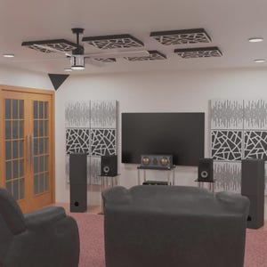 Può includere: Un home theater con un grande schermo nero, altoparlanti e pannelli acustici. La stanza comprende un ventilatore a soffitto, un divano grigio e poltrone. Le pareti sono bianche e il pavimento è ricoperto da un tappeto rosa.