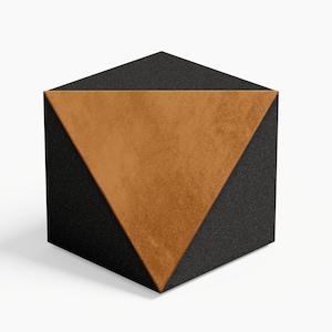 Könnte beinhalten: Ein geometrischer Würfel mit schwarzer, strukturierter Außenseite und einem braunen, dreieckigen Einsatz. Der Würfel steht vor einem weißen Hintergrund, der sein modernes Design und die kontrastierenden Texturen hervorhebt.