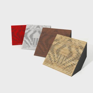 Puede incluir: Cuatro paneles angulados en tonos rojo, blanco, marrón y madera clara. Cada panel presenta un patrón de puntos negros. Los paneles están dispuestos en fila, mostrando una estética de diseño moderno. Los paneles tienen un respaldo negro.