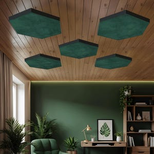 Puede incluir: Cinco paneles acústicos hexagonales verdes con marcos negros están montados en un techo de madera. Los paneles están espaciados uniformemente y parecen estar hechos de una tela texturizada. La habitación tiene una pared verde, un sillón verde y un escritorio de madera con una lámpara dorada.