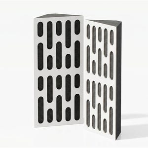 Pode incluir: Dois painéis acústicos triangulares com uma face frontal branca apresentando um padrão repetitivo de recortes verticais retangulares arredondados, que revelam um material cinza-escuro texturizado por baixo. São altos e estreitos.