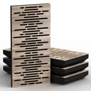 Puede incluir: Paneles acústicos con acabado de veta de madera clara y cortes geométricos negros. Los paneles rectangulares están apilados, diseñados para la absorción del sonido y la reducción del ruido en un estudio o en casa.