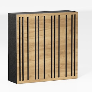Peut inclure: Panneau acoustique rectangulaire avec une façade en grain de bois clair et des rainures verticales noires. Les côtés sont recouverts d'un tissu gris foncé. Ce panneau insonorisant est conçu pour les studios d'enregistrement ou les home cinémas.