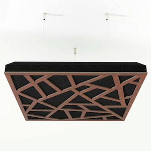 Può includere: Pannello acustico rettangolare sospeso, con cornice geometrica in legno e materiale nero fonoassorbente. Il pannello è sospeso al soffitto tramite sottili cavi bianchi. La cornice ha una finitura marrone, progettata per l'insonorizzazione.