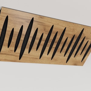 Puede incluir: Panel acústico de madera clara con una serie de cortes negros alargados. Los cortes están dispuestos en un patrón ondulado, creando un diseño visualmente interesante. El panel está diseñado para absorber el sonido.