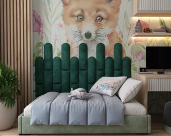Könnte beinhalten: Ein Kinderbett mit grünem Kopfteil und hellblauer Bettdecke. Das Kopfteil hat ein vertikales, gepolstertes Design. Ein dekoratives Kissen mit Flugzeugmuster liegt auf dem Bett. Ein großes Fuchsmural befindet sich an der Wand.