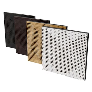 Può includere: Quattro pannelli quadrati in legno nero, marrone, beige e bianco, ciascuno con un motivo di piccoli fori distanziati. I pannelli sono disposti diagonalmente, mostrando i loro diversi colori e trame.