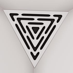 Può includere: Pannello decorativo triangolare bianco con un design geometrico. Il pannello presenta una serie di aperture nere allungate disposte a forma di triangolo. Il pannello è montato nell'angolo di un muro bianco.