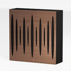 Può includere: Pannello acustico con fronte effetto legno e lati in schiuma nera. Il pannello in legno presenta intagli verticali e allungati. Progettato per assorbire il suono e migliorare l'acustica di una stanza.