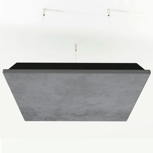 Op de afbeelding: Een grijs, trapeziumvormig akoestisch paneel dat aan het plafond is opgehangen. Het paneel heeft een textuuroppervlak en een zwarte bovenrand. Het paneel is ontworpen om geluid te absorberen en de akoestiek in een ruimte te verbeteren.