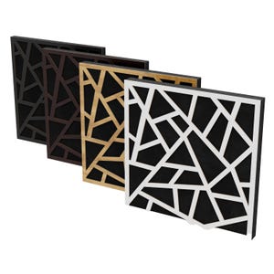 Puede incluir: Cuatro paneles de pared cuadrados de madera con un diseño geométrico. Los paneles son en tonos de negro, marrón, madera natural y blanco. Cada panel tiene un fondo negro con una superposición geométrica contrastante.