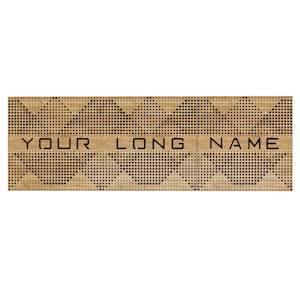 以下が含まれることがあります： 黒い点の幾何学模様と黒い文字「YOUR LONG NAME」が特徴の木製ウォールアート。アート作品は長方形で、明るい茶色の木材仕上げです。