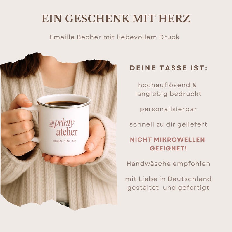 May include: White enamel mug with a black rim, held by a person. The mug features the text "printy atelier" in a script font. The mug is filled with a dark liquid. Text on the right side of the image describes the mug's features.