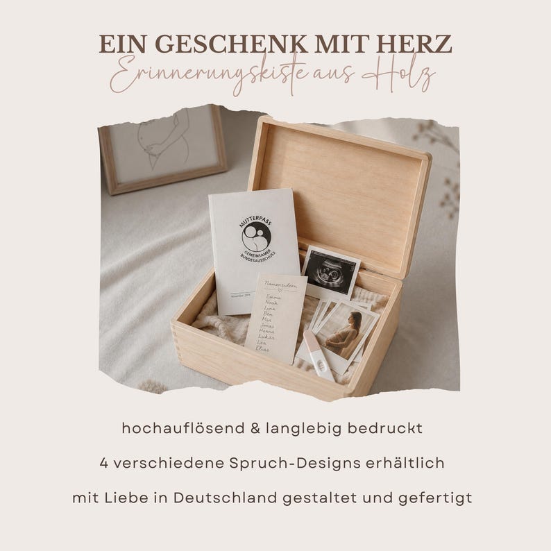 Op de afbeelding: Een open, lichtgekleurde houten herinneringsdoos met aandenkens. Binnenin bevinden zich een boekje, foto's en een lijst met namen. De tekst op de doos luidt "EIN GESCHENK MIT HERZ Erinnerungskiste aus Holz".
