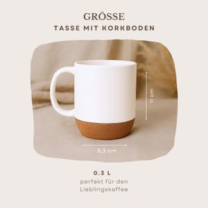 May include: White ceramic mug with a cork base, 11 cm tall and 8.3 cm wide. The mug has a capacity of 0.3 L. The text on the image reads "GR&Ouml;SSE TASSE MIT KORKBODEN" and "perfekt f&uuml;r den Lieblingskaffee".