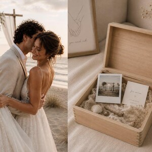 Puede incluir: Una caja de recuerdos de madera clara con tapa abatible, que contiene una fotograf&iacute;a cuadrada de un arco de boda en la playa, una peque&ntilde;a tarjeta blanca con texto, una concha marina y elementos florales secos sobre un forro de tela color crema.