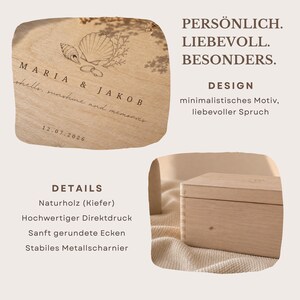 Puede incluir: Una caja de madera clara con un dise&ntilde;o grabado de conchas y el texto MARIA & JAKOB, shells, sunshine and memories, y 12.07.2026. La caja tiene esquinas redondeadas y una bisagra de metal, presentada junto a texto descriptivo.