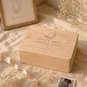 Personalisierte Hochzeitskiste aus Holz – Muschel Design mit Namen & Datum – Geschenk für Brautpaar imagen 4