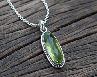 Handgjort ovalt peridothänge, halsband i sterlingsilver med bezel, ädelsten Augusti Birthstone