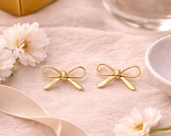 Golden Bow Earrings – Delicate stud earrings in a minimalist design