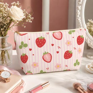 Pochette porta accessori con motivo a fragole, chiusura a zip sul fondo a T / graziosa pochette rosa per il trucco
