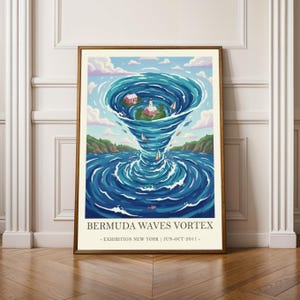 Puede incluir: Una impresión artística enmarcada titulada "Bermuda Waves Vortex". La obra de arte representa un remolino de agua de mar azul con una pequeña isla, un faro y veleros. La impresión tiene un marco marrón y se exhibe contra una pared blanca.