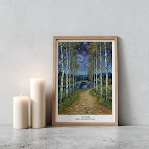 Può includere: Una stampa incorniciata del dipinto "Birch Avenues at Dusk" di Van Gogh, raffigurante un sentiero che conduce a un ponte sotto un cielo stellato. L'opera d'arte è in una cornice di legno chiaro, con due candele accese davanti.