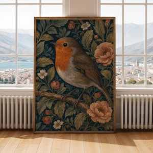 Könnte beinhalten: Ein gerahmter Kunstdruck, der ein Rotkehlchen auf einem Ast zeigt, umgeben von einem dichten Muster aus dunkelgrünen Blättern, kleinen weißen Blüten und großen pfirsichfarbenen Blumen. Der Vogel hat eine leuchtend orangefarbene Brust.